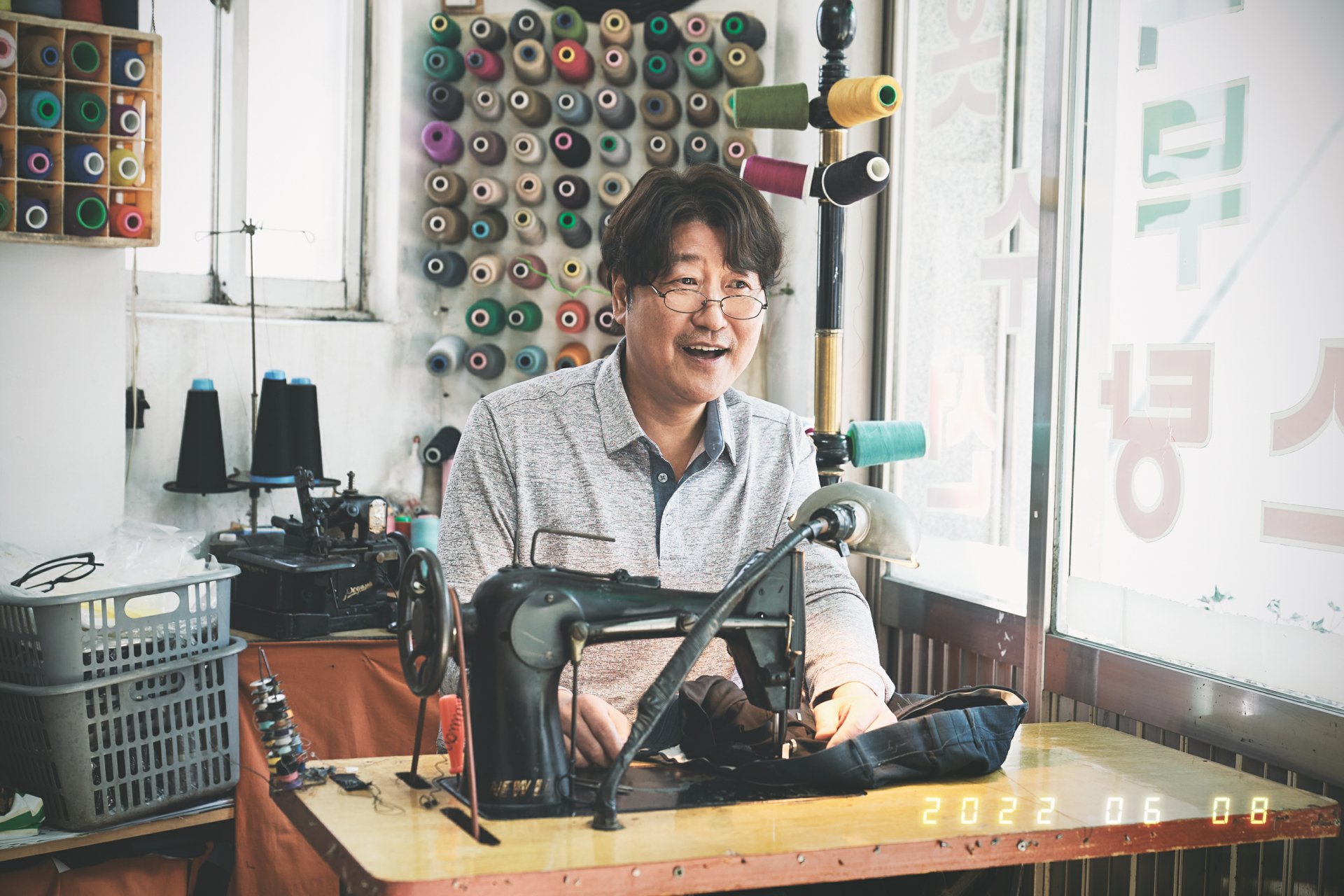 Download Movie Broker HD Wallpaper