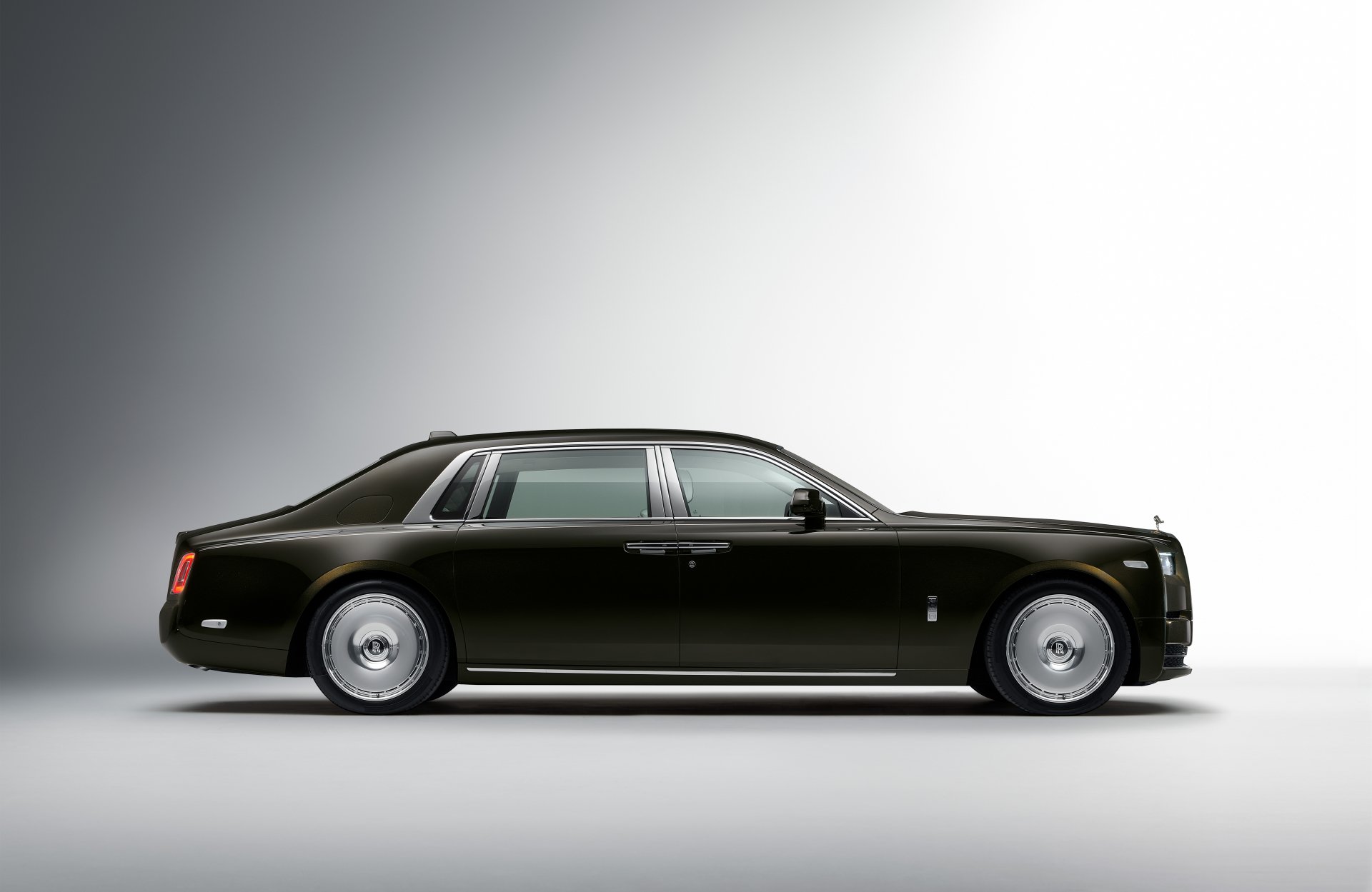 Download Vehicle Rolls-Royce Phantom 8k Ultra HD Wallpaper
