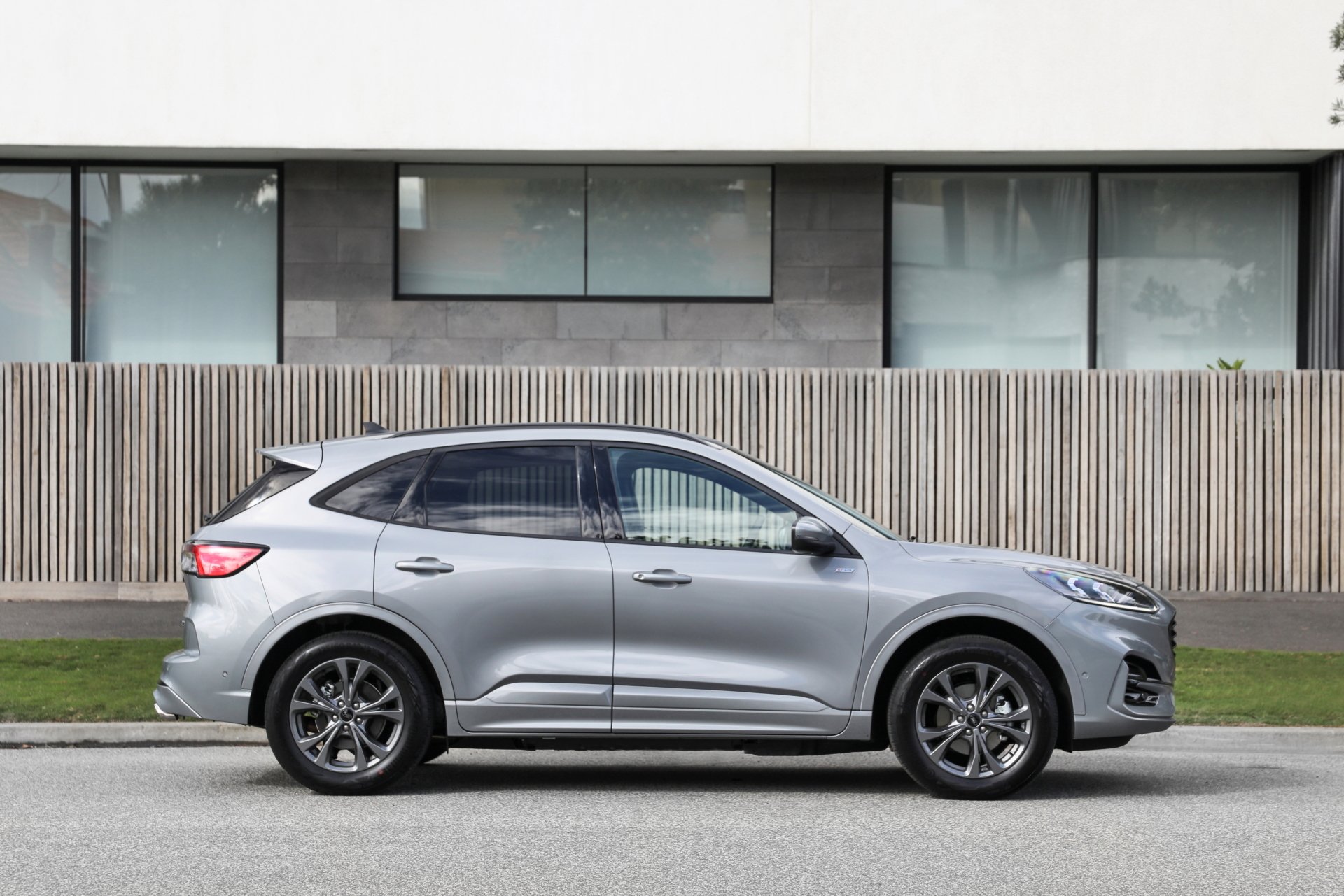 Download Vehicle Ford Escape Plug-in Hybrid ST-Line 4k Ultra HD Wallpaper