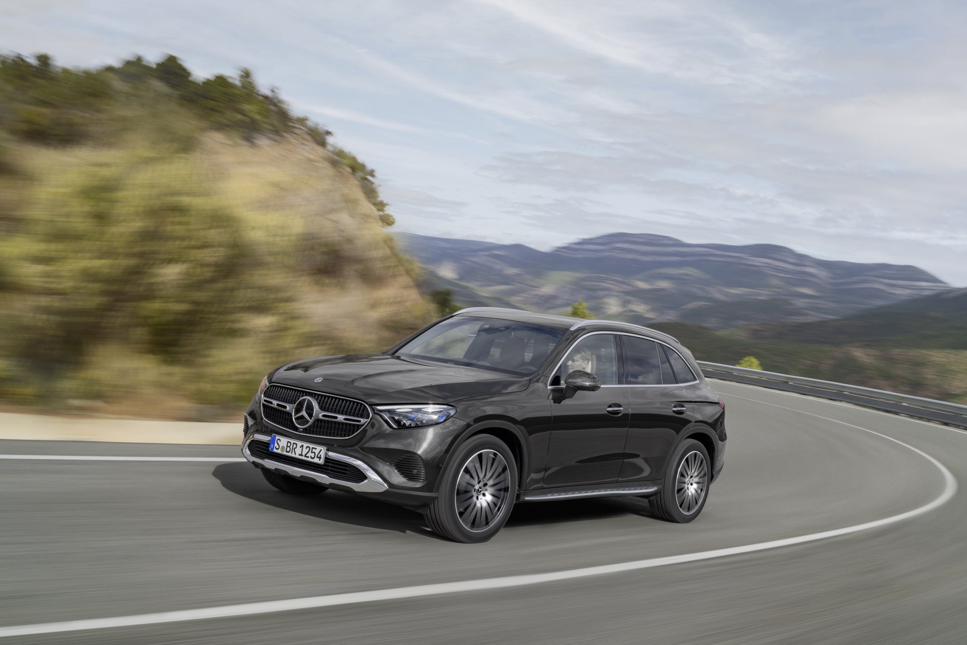 Download Vehicle Mercedes-Benz GLC-Class 4k Ultra HD Wallpaper