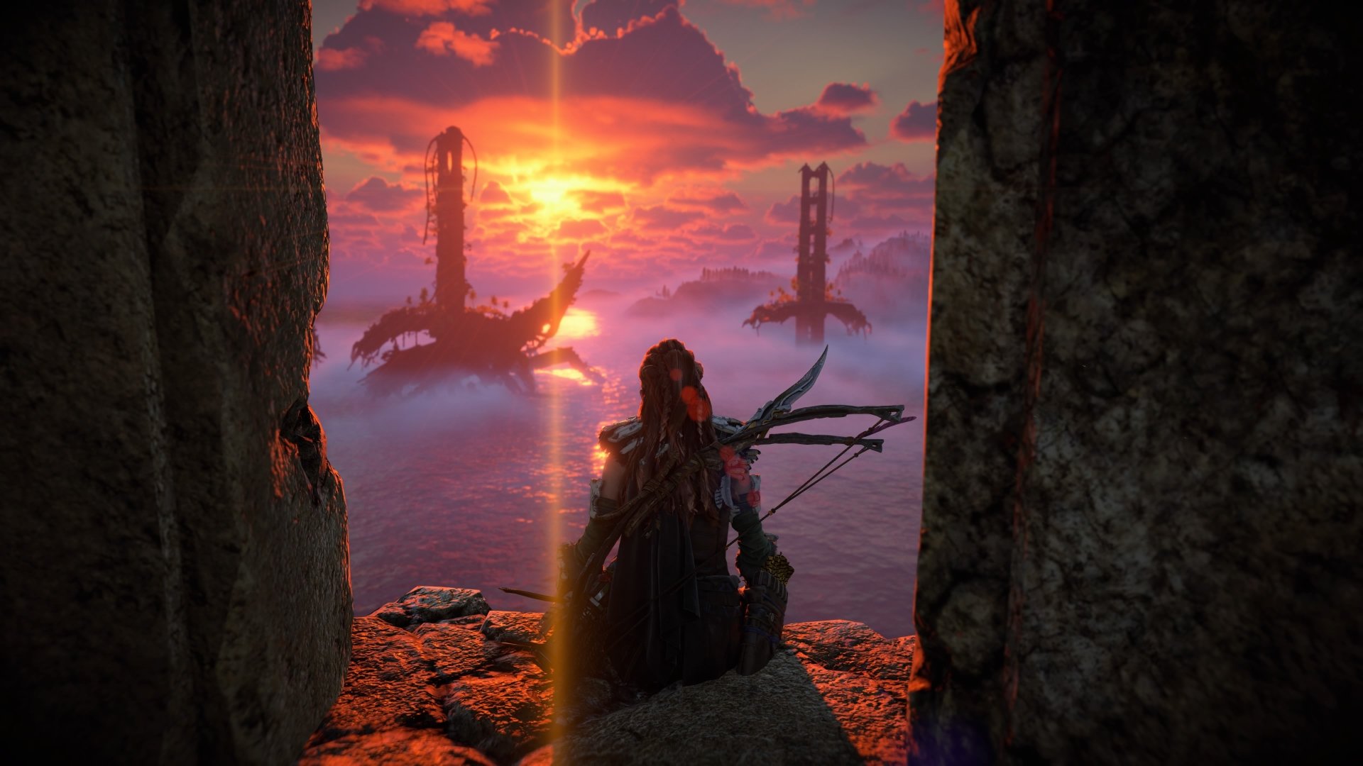 Aloy (Horizon Forbidden West) stands on a cliff above the ocean, gazing at a fiery sunset beyond the Golden Gate Bridge — 4K Ultra HD PC wallpaper.