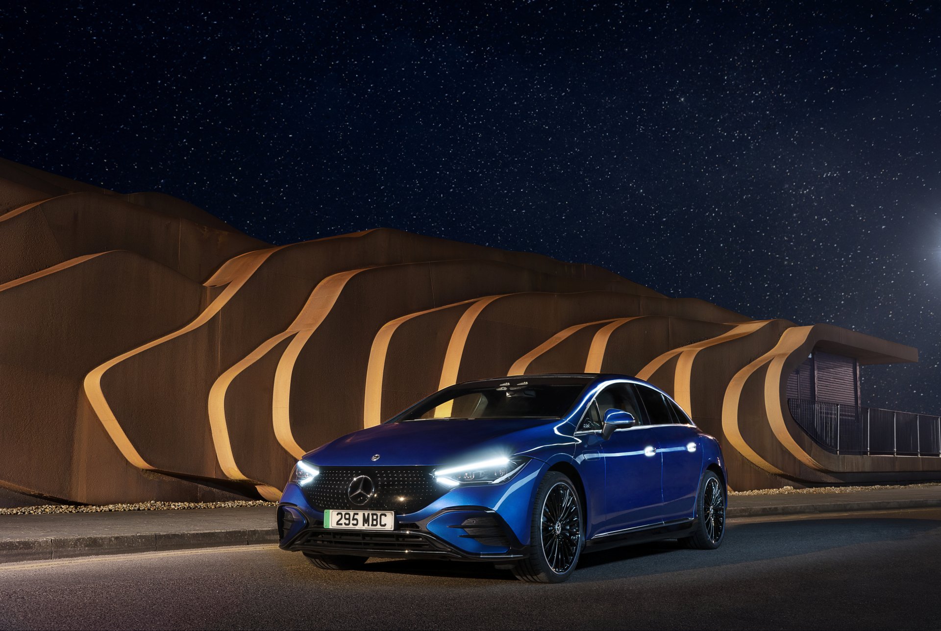 Download Vehicle Mercedes-Benz EQE 4k Ultra HD Wallpaper