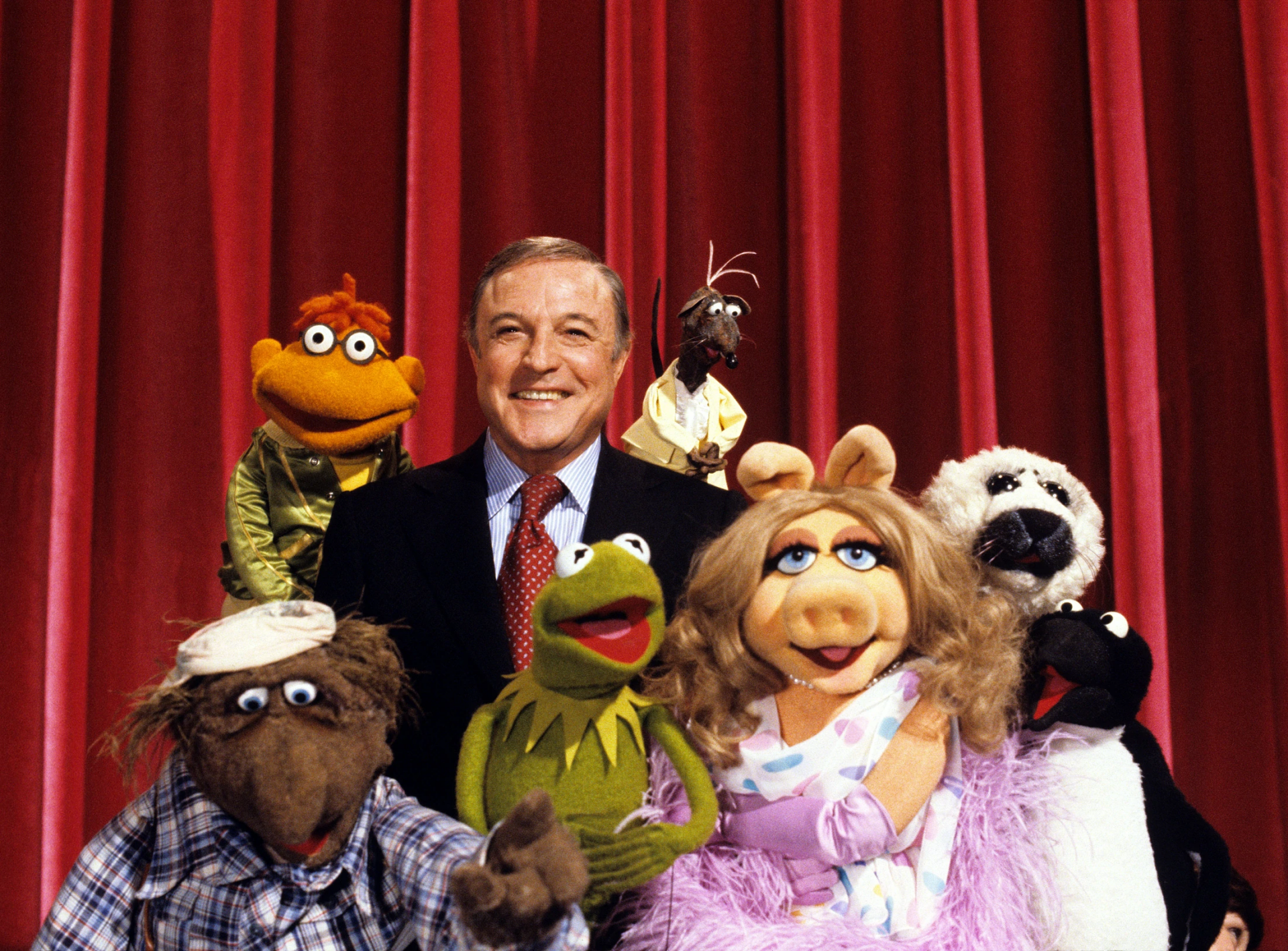 Download Gene Kelly Scooter (Muppet) Miss Piggy Kermit The Frog TV Show The Muppets (TV Show) HD Wallpaper