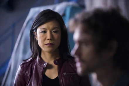 4K Ultra HD PC desktop wallpaper/background from TV show Hannibal: tense scene — woman in a leather jacket gazes at a blurred man in the foreground.