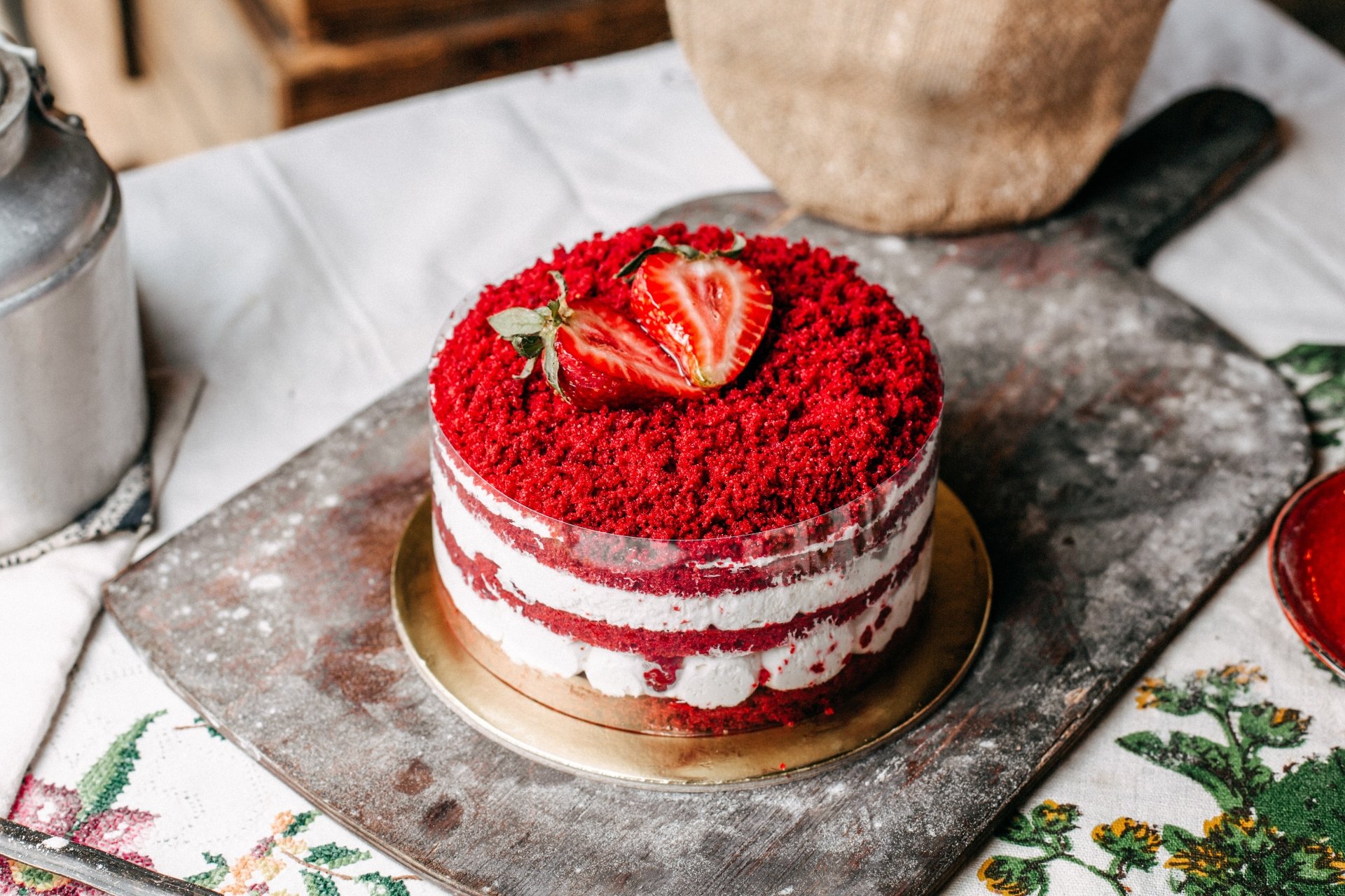4K Ultra HD PC desktop wallpaper of a layered red velvet cake with cream cheese filling and sliced strawberries on a rustic metal board.