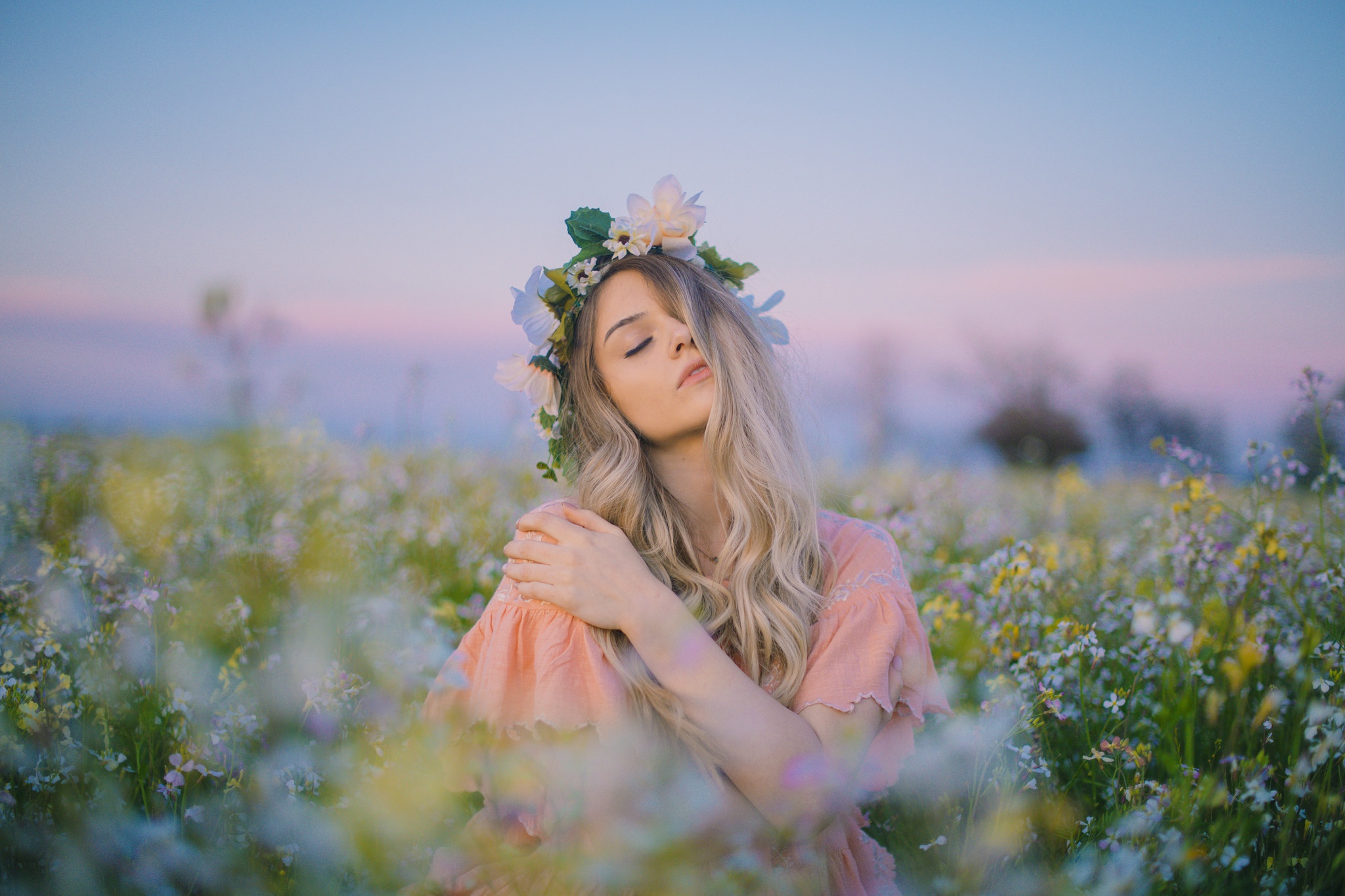 улыбка девушки. девушка весной. красивые девушки в шляпках. девушка с цветами. красивая женщина.