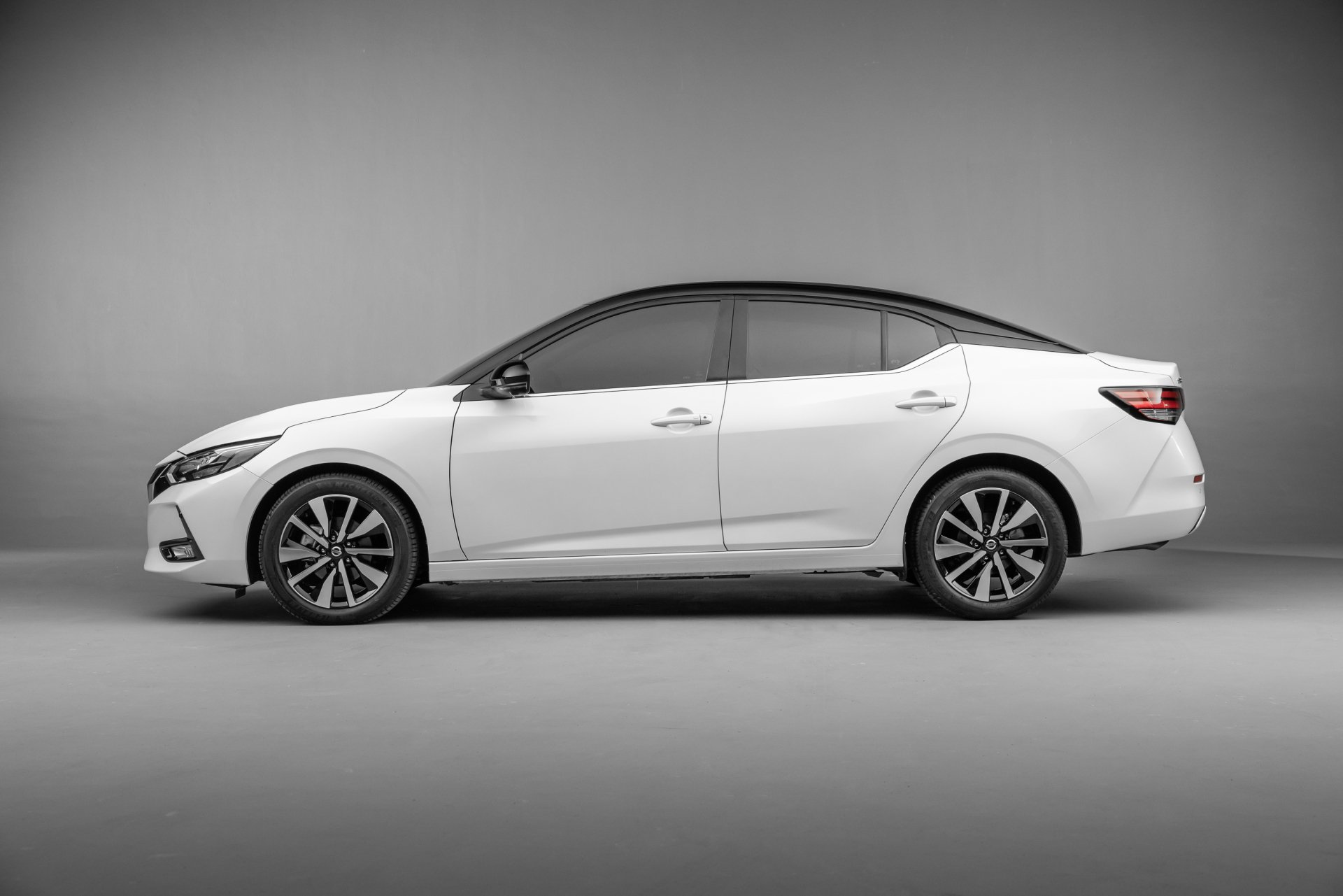 Download Vehicle Nissan Sentra HD Wallpaper