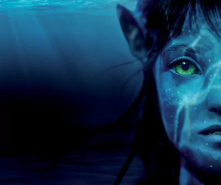 Close-up of a Na'vi character from the movie Avatar: The Way of Water in 8K Ultra HD, showcasing detailed blue skin and a glowing green eye.