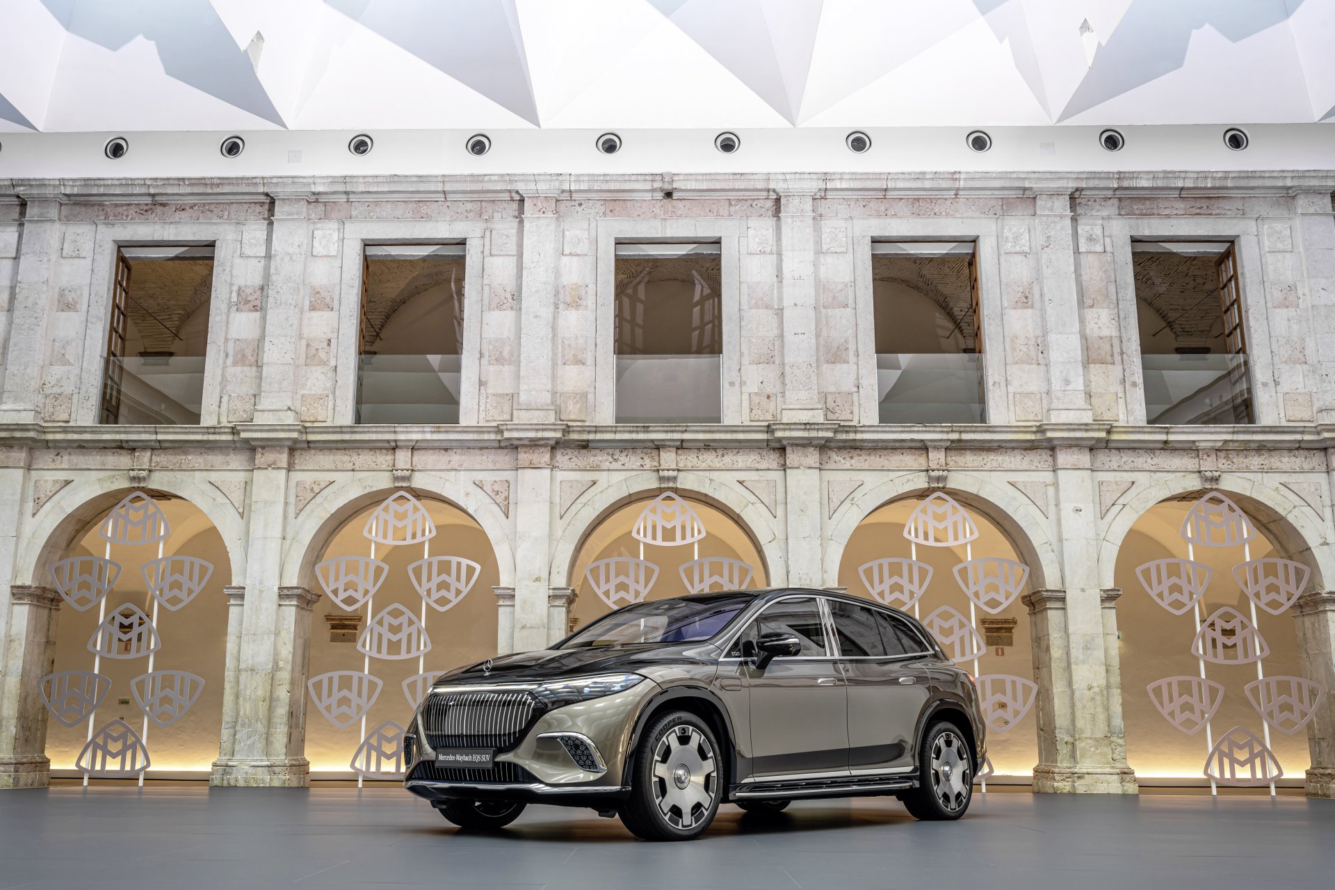 Download Vehicle Mercedes-Maybach EQS 4k Ultra HD Wallpaper