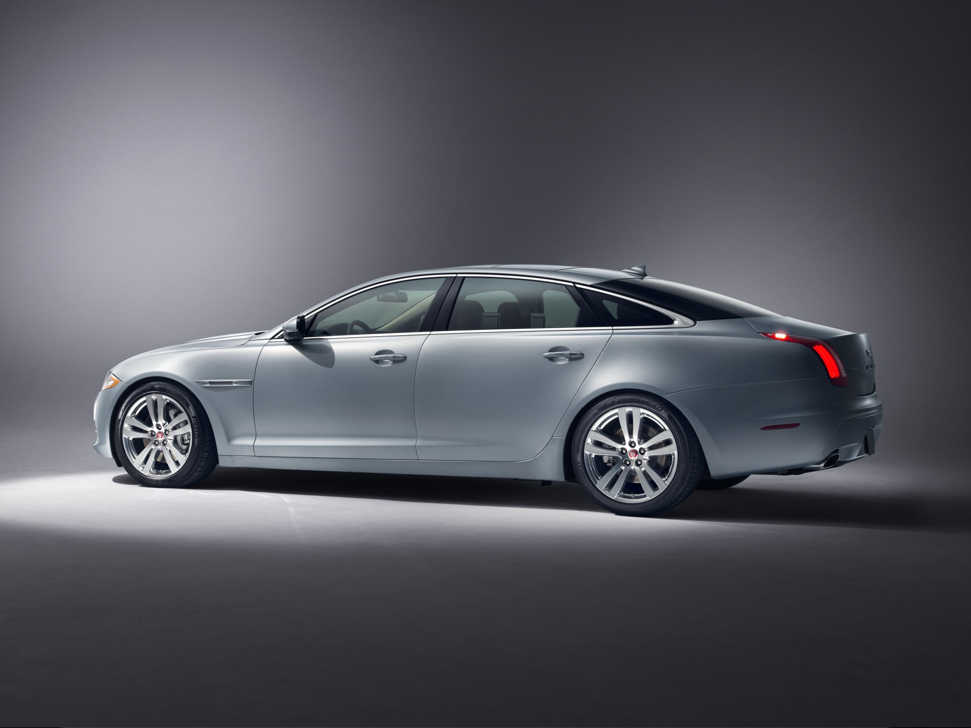 Download Vehicle Jaguar XJL 8k Ultra HD Wallpaper