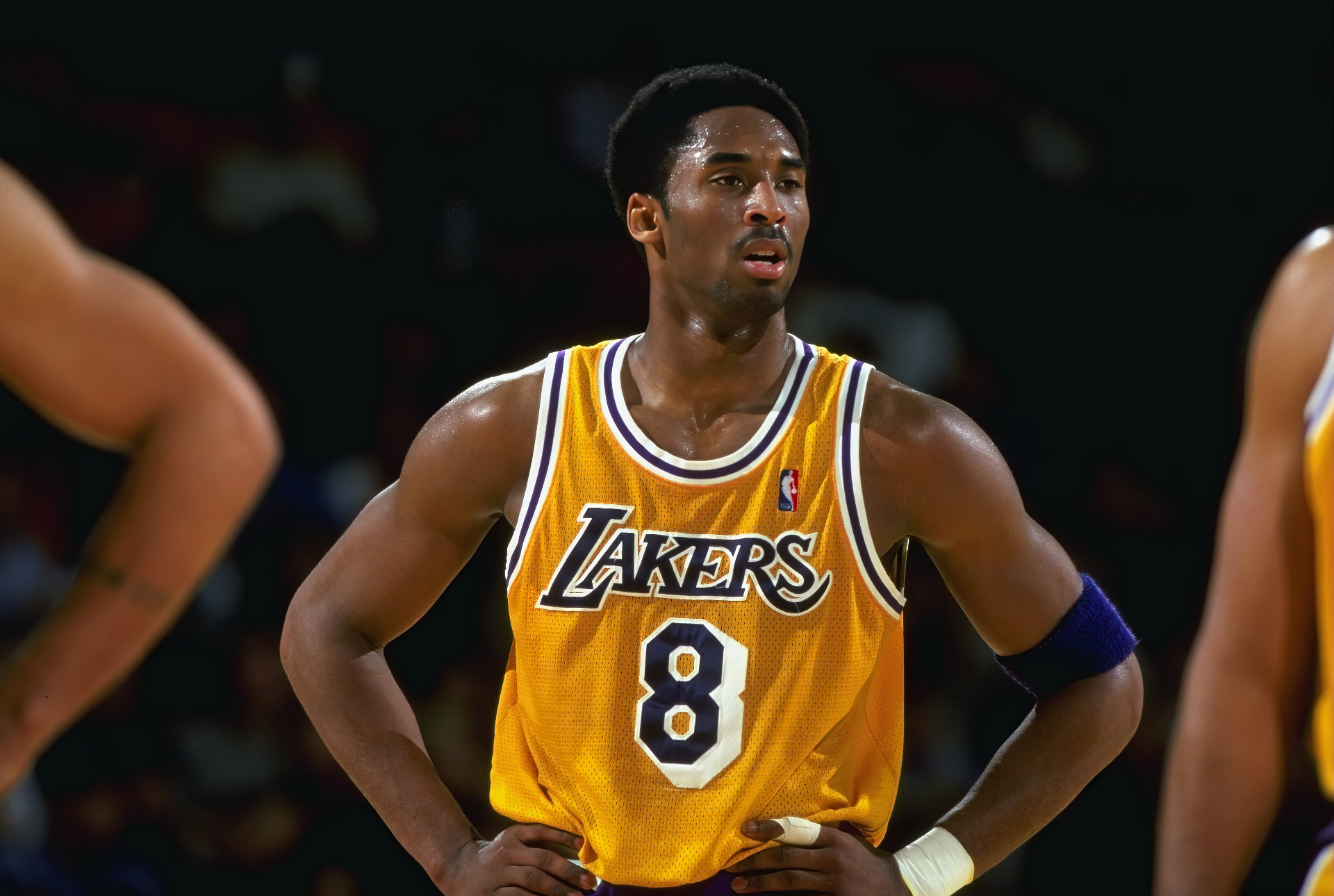 HD desktop wallpaper of Kobe Bryant in a Los Angeles Lakers jersey during a basketball game.