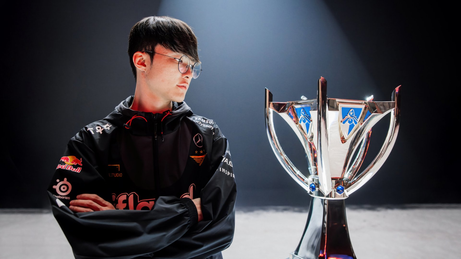 Faker with Championship Trophy - League of Legends HD Wallpaper