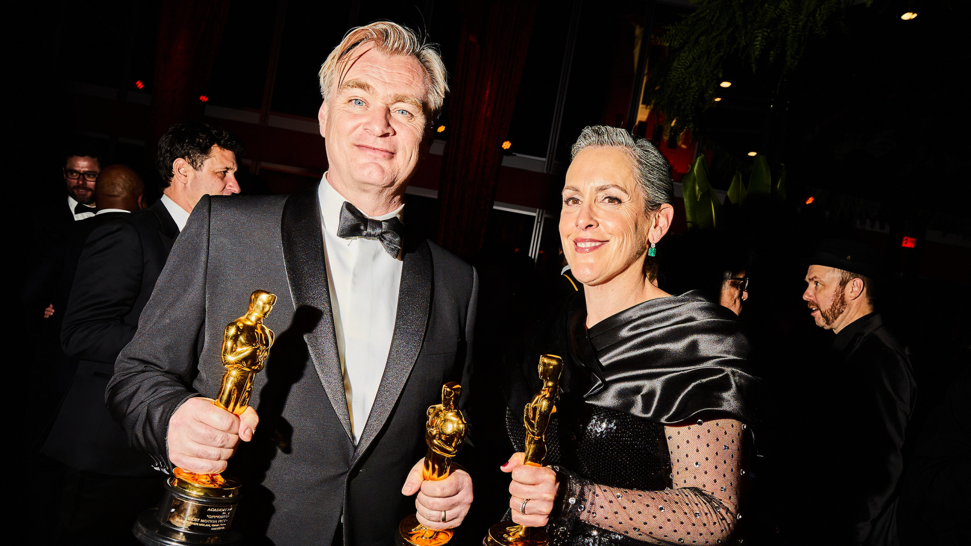 HD wallpaper featuring two smiling figures at the Academy Awards, each holding an Oscar statuette, conveying the glamour of the event, with tags for the Oscars and a notable director.