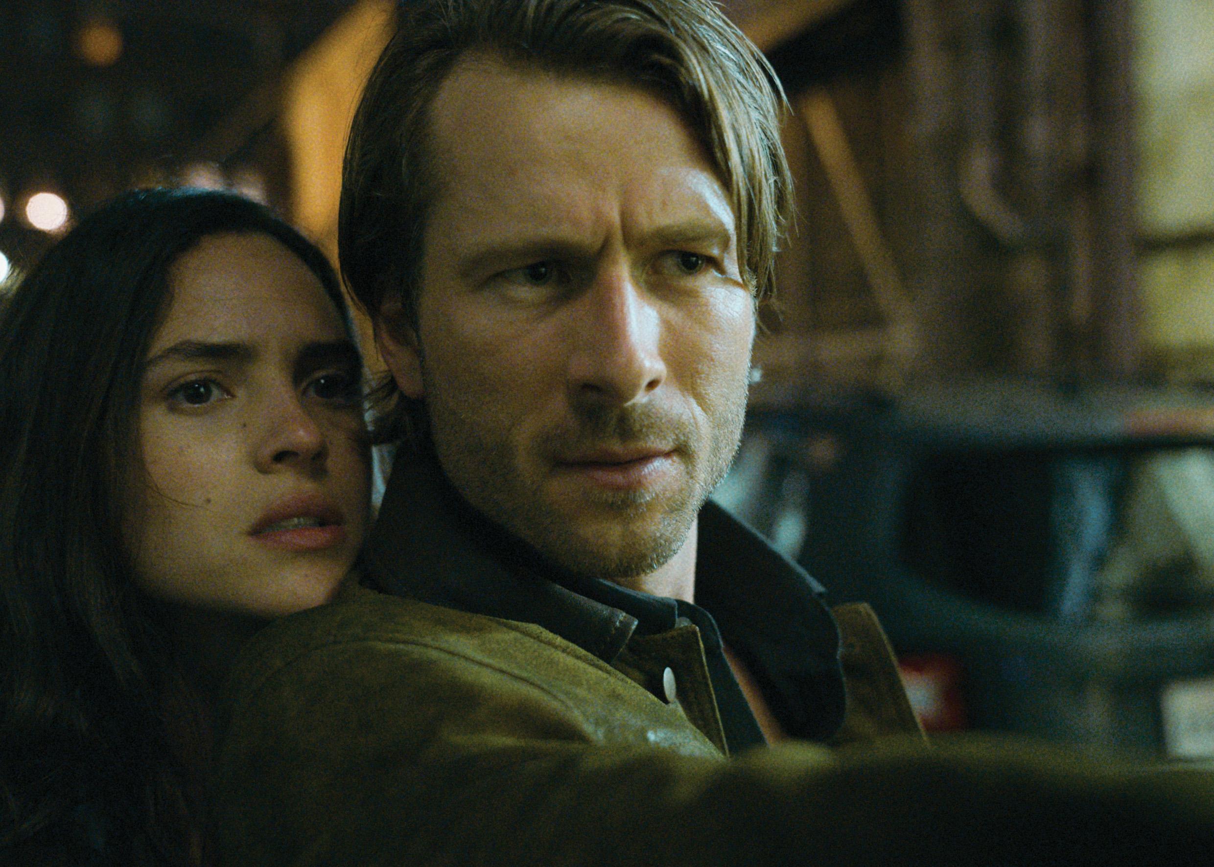 Hit Man 2023 HD Wallpaper Featuring Glen Powell And Adria Arjona