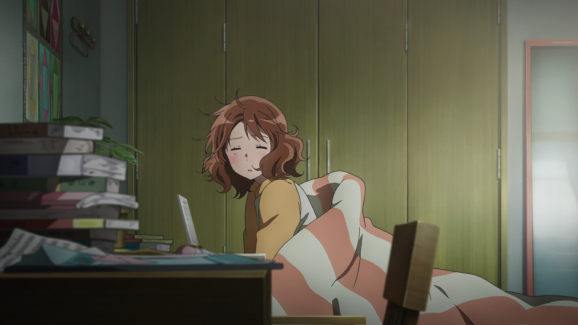 HD desktop wallpaper featuring Kumiko Oumae from Sound! Euphonium, depicted in a casual, relaxed pose in her room, surrounded by books and a laptop.