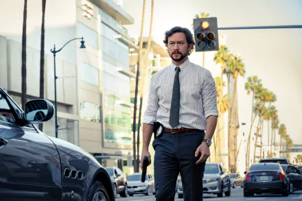 HD wallpaper showing Joseph Gordon-Levitt on a street with palm trees, holding a gun. The image is tagged with movie Beverly Hills Cop: Axel F.