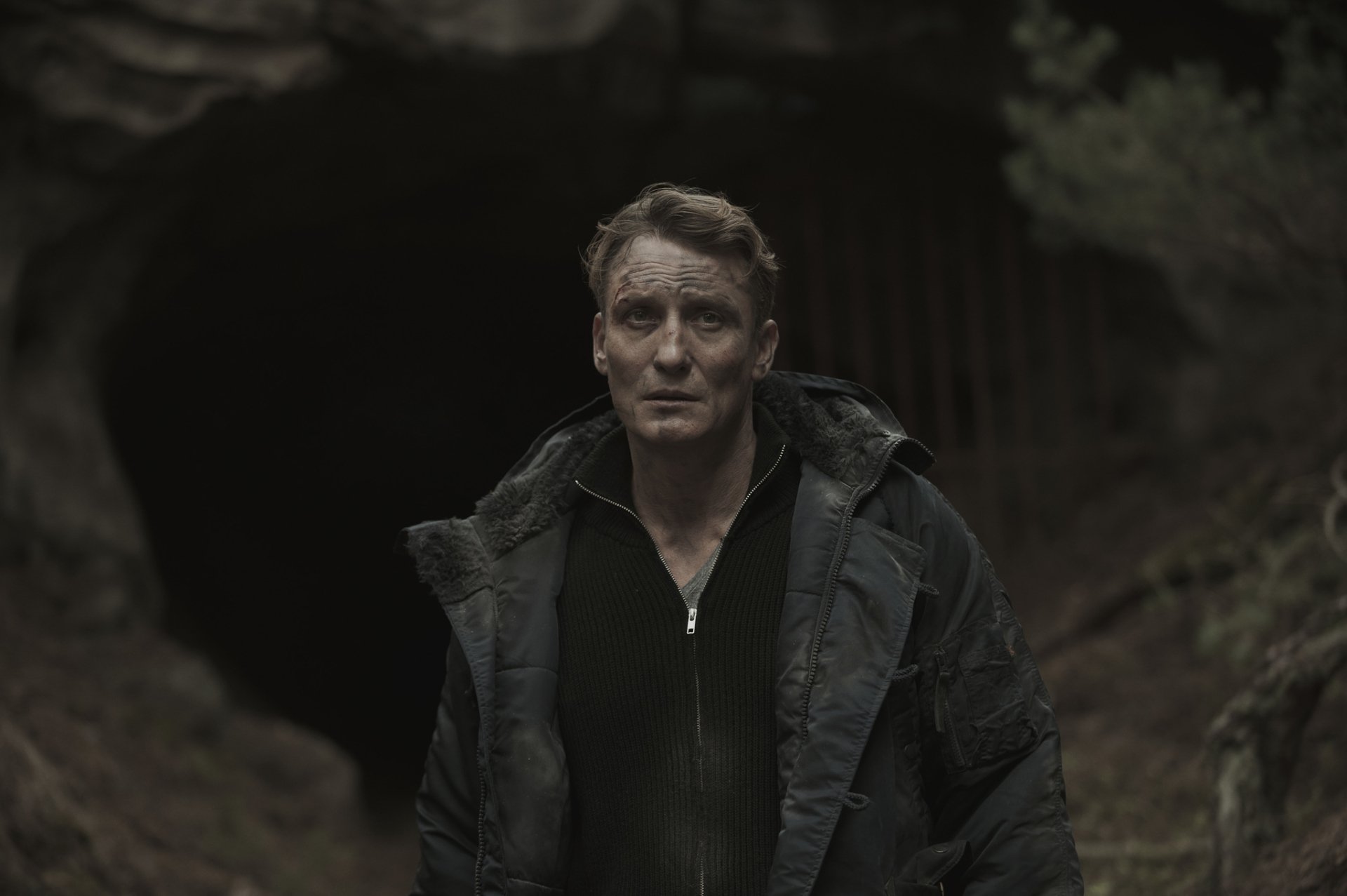 HD desktop wallpaper featuring Oliver Masucci from the TV show Dark. A striking background to enhance your screen with a touch of mystery.