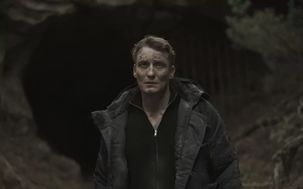 HD desktop wallpaper featuring Oliver Masucci from the TV show Dark. A striking background to enhance your screen with a touch of mystery.