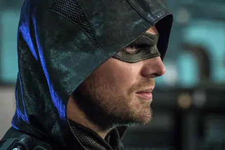 Close-up of the Arrow TV show character in his hood and mask, featured as an HD PC desktop wallpaper and background.