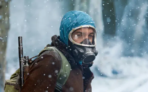 Scene from the TV show The Eternaut featuring Ricardo Darín wearing a protective mask, depicted in an 8K Ultra HD PC desktop wallpaper with a snowy background.