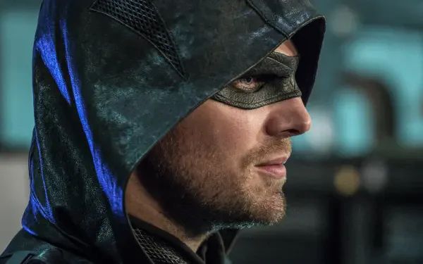 Close-up of the Arrow TV show character in his hood and mask, featured as an HD PC desktop wallpaper and background.