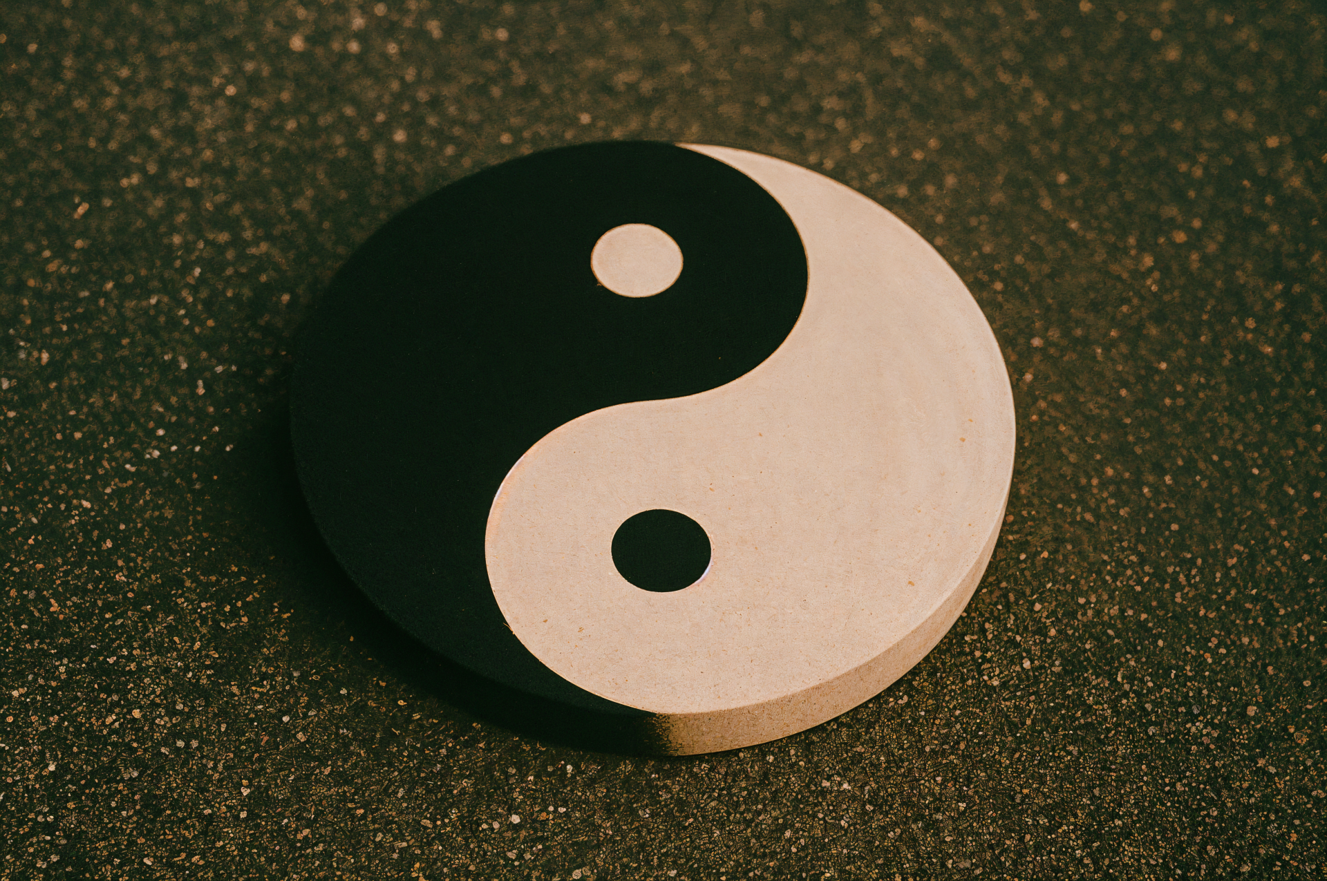Black-and-white Yin Yang disc on a textured dark surface — 4K Ultra HD PC desktop wallpaper and background.
