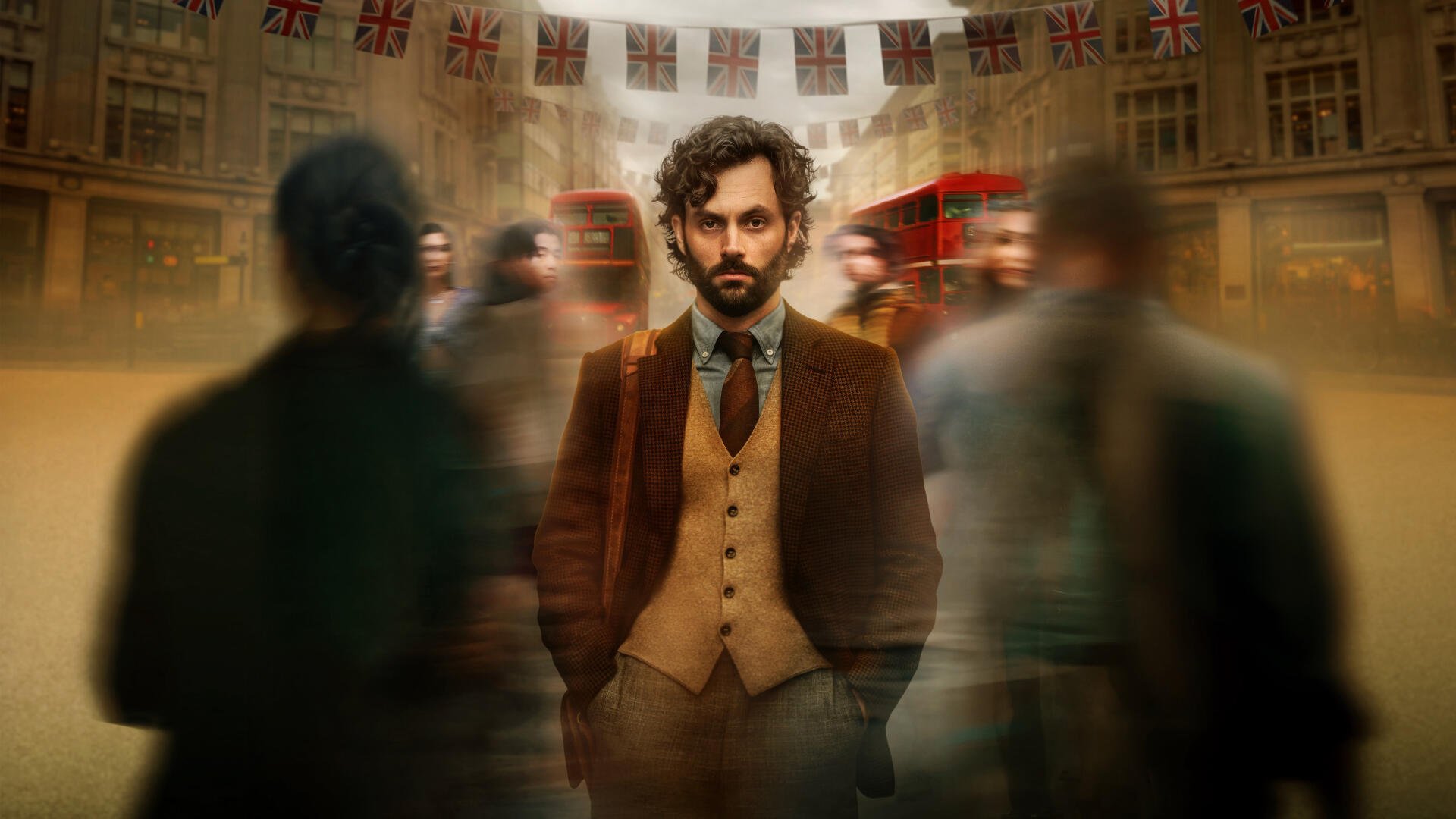 4K Ultra HD PC desktop wallpaper: bearded man in a brown three-piece suit stands center amid blurred commuters and red double-decker buses beneath Union Jack bunting.