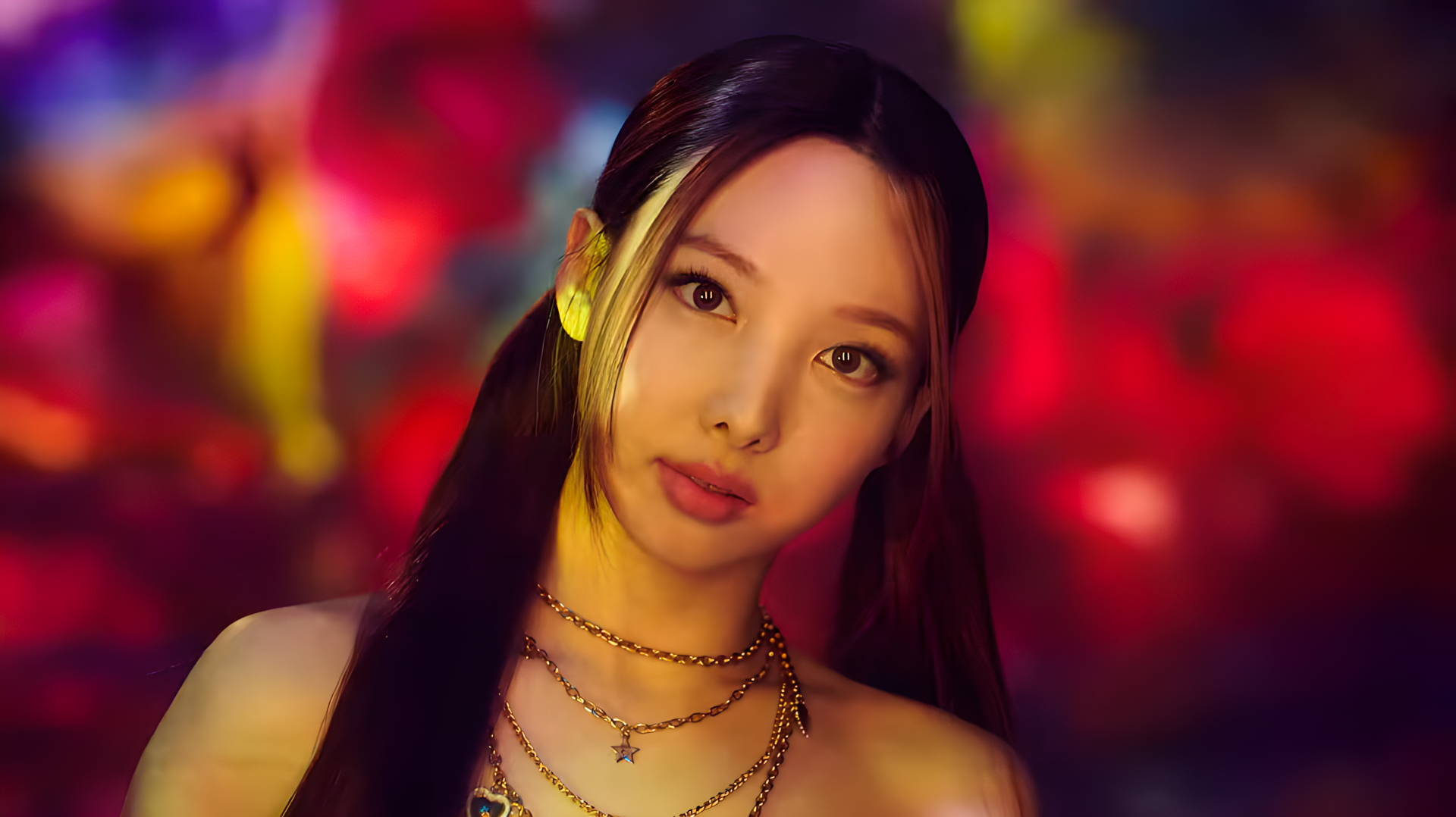 Watercolor-style 4K Ultra HD desktop wallpaper of a long-haired female model styled like a K-pop singer, wearing layered necklaces and soft pigtails against a vivid, colorful bokeh background.