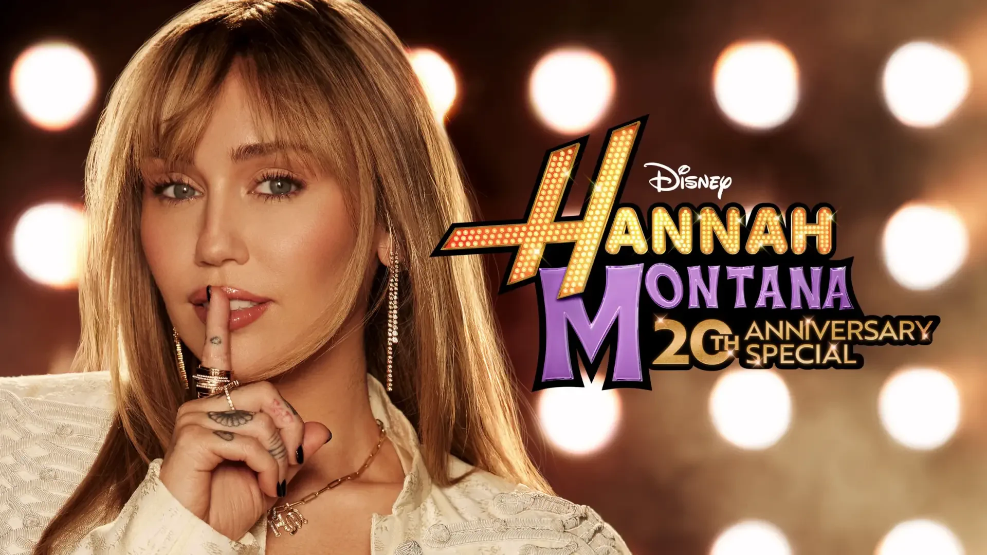 2K Quad HD PC desktop wallpaper for the TV show Hannah Montana 20th Anniversary Special, showing the Hannah Montana character with finger to lips against bright stage lights.