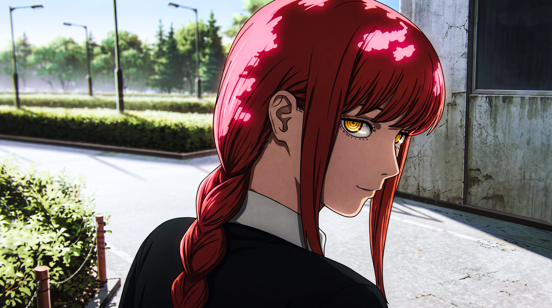 5K desktop wallpaper of Makima (Chainsaw Man): red-haired braided anime woman with glowing yellow eyes and a sinister, devilish stare on a sunlit urban street.