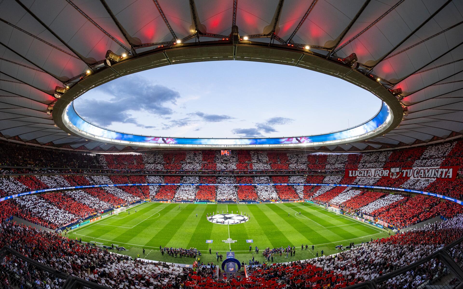 4K Ultra HD PC desktop wallpaper showing Atlético Madrid's packed soccer stadium, red-and-white fan mosaic encircling the UEFA Champions League–marked pitch.