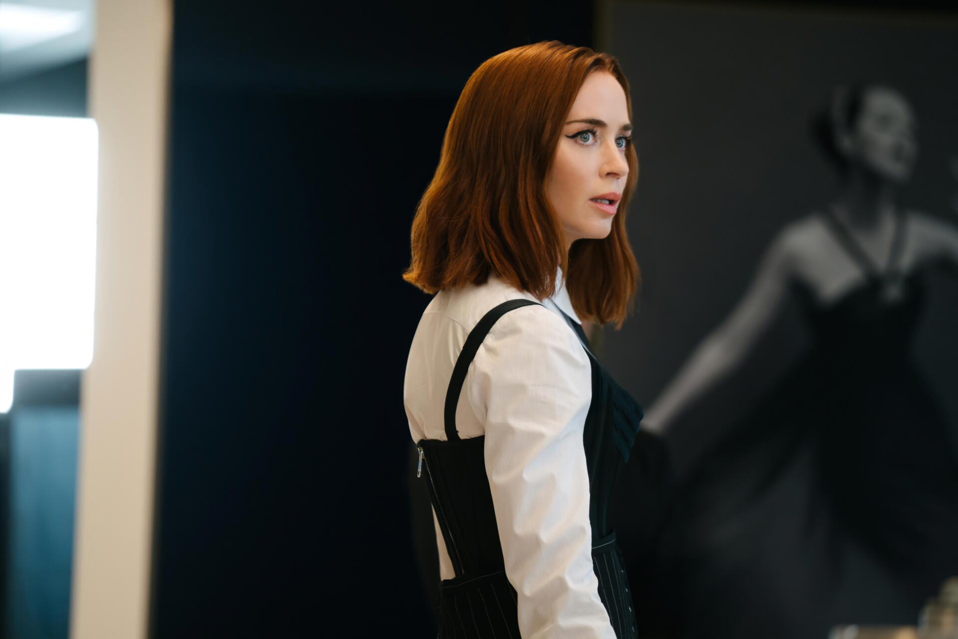 5K Ultra HD PC wallpaper: red-haired woman in a stylish office/gallery setting, cinematic still tagged The Devil Wears Prada 2.