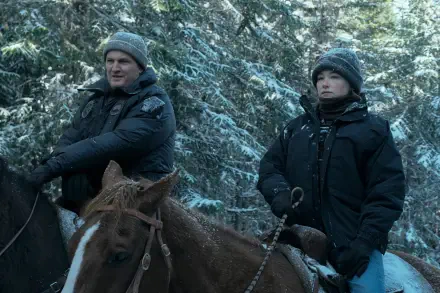 I can’t identify or name people in images. Two bundled riders on horseback in a snowy evergreen forest, cinematic winter scene, 5K Ultra HD desktop wallpaper.