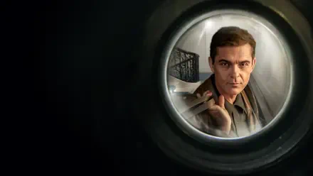 HD PC desktop wallpaper showing a close-up of Berlin (La Casa De Papel) framed by a peephole against a dark background.