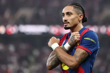 Close-up of an FC Barcelona footballer in the home kit crossing his arms on the pitch — 2K Quad HD PC desktop wallpaper.