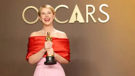 Young woman in red off-shoulder gown smiling while holding an Oscar statuette in front of an Oscars backdrop — 4K Ultra HD PC desktop wallpaper