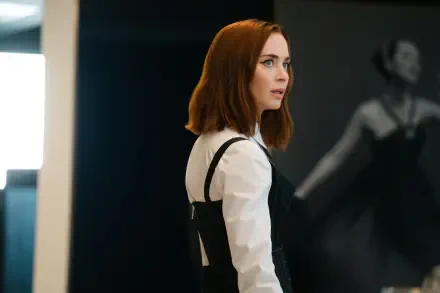 5K Ultra HD PC wallpaper: red-haired woman in a stylish office/gallery setting, cinematic still tagged The Devil Wears Prada 2.