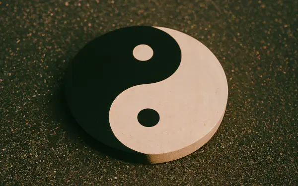 Black-and-white Yin Yang disc on a textured dark surface — 4K Ultra HD PC desktop wallpaper and background.