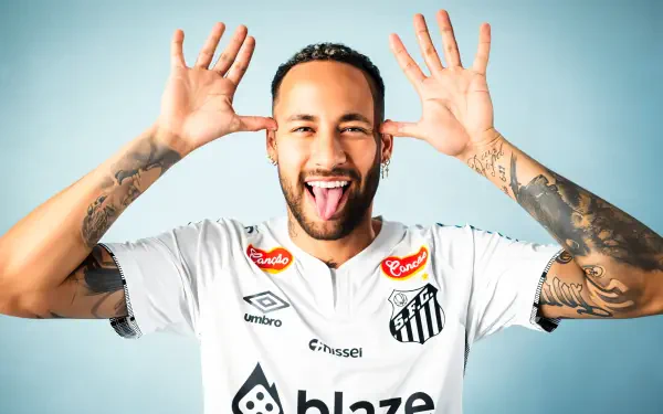 4K Ultra HD PC desktop wallpaper: Santos FC soccer player in white jersey playfully sticks out his tongue with hands by his head against a pale blue background.
