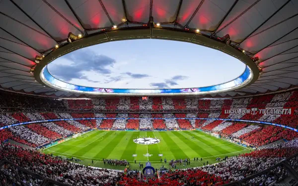 4K Ultra HD PC desktop wallpaper showing Atlético Madrid's packed soccer stadium, red-and-white fan mosaic encircling the UEFA Champions League–marked pitch.