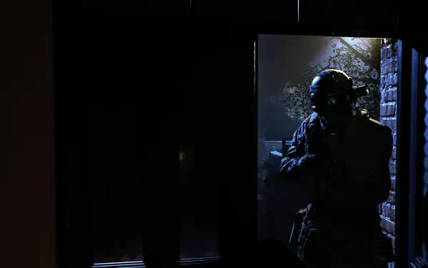 4K Ultra HD PC desktop wallpaper: dark, moody Call of Duty 4: Modern Warfare scene showing a silhouetted soldier in tactical gear holding a rifle in a doorway.