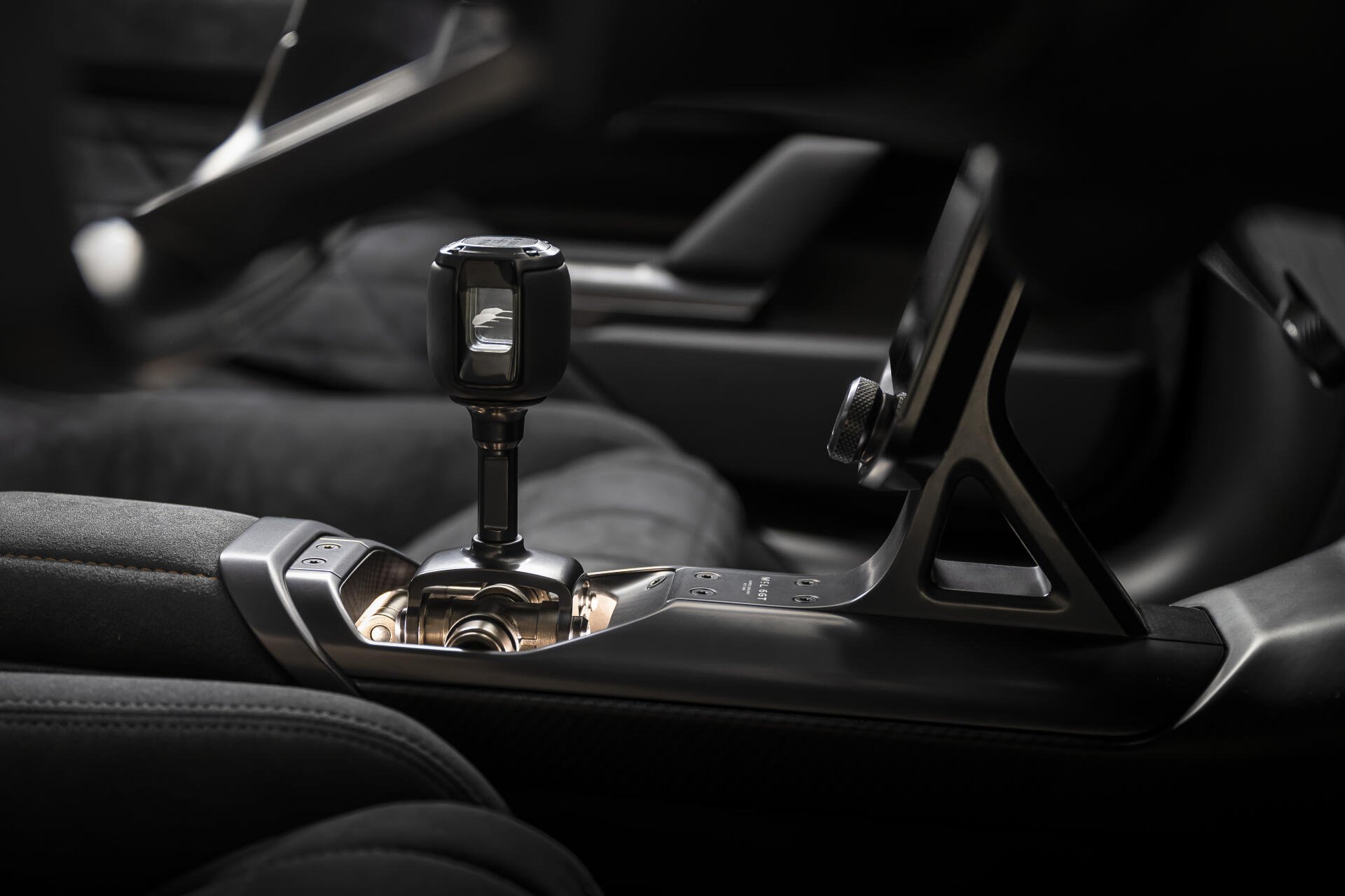 8K Ultra HD desktop wallpaper: close-up of McLaren McL 6GT car interior, showcasing the detailed gearshift and center console.