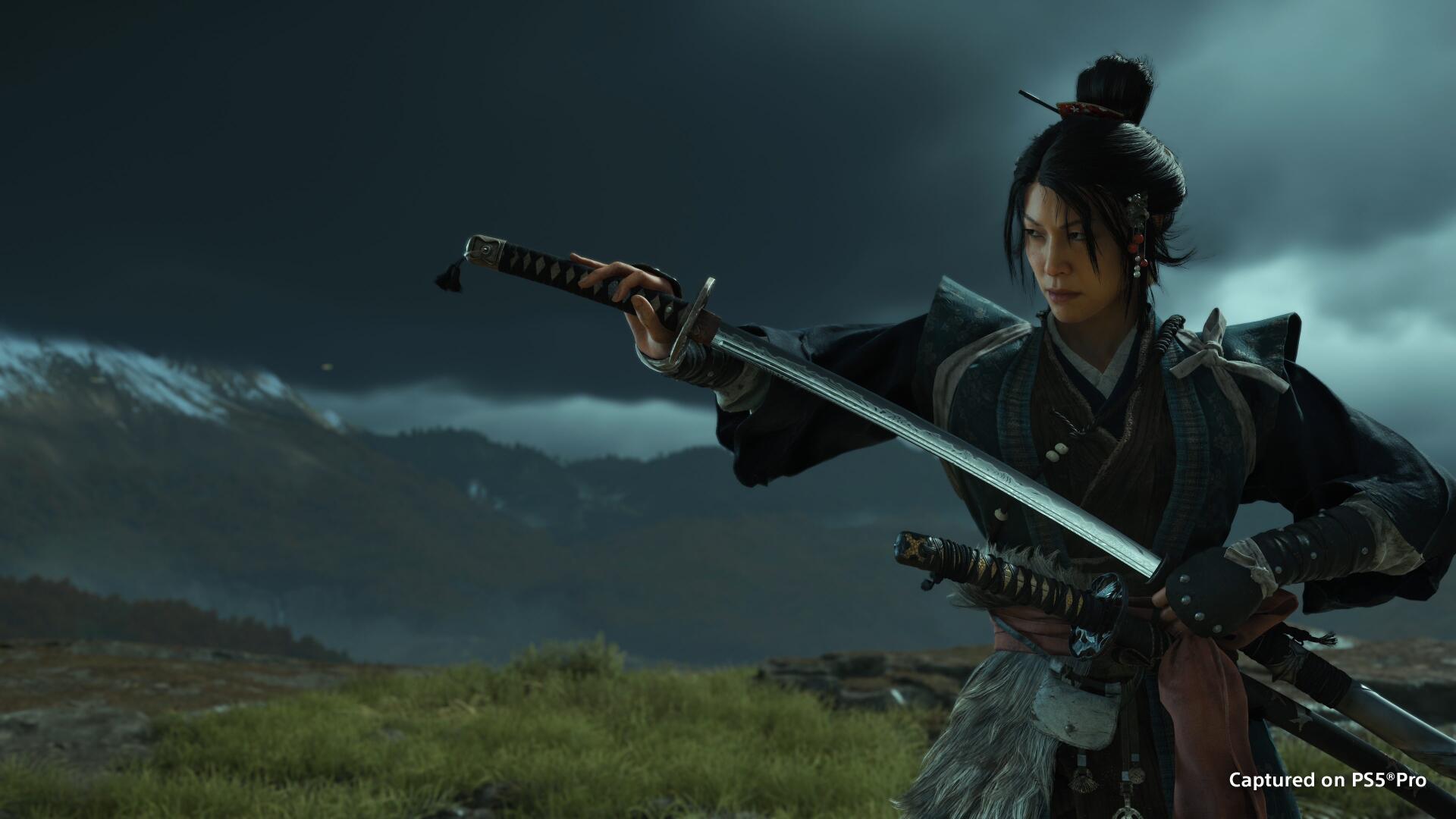 Ghost of Yōtei (Atsu), a samurai warrior in dark armor brandishing a katana on a windswept plain beneath stormy clouds — 4K Ultra HD PC desktop wallpaper.