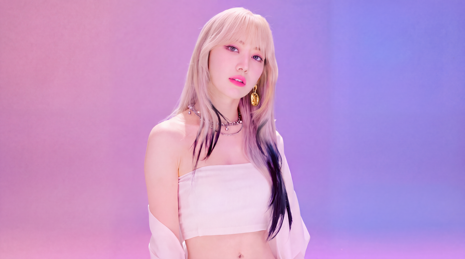 5K Ultra HD PC desktop wallpaper and background: a person with long blonde hair dark at the tips, wearing a white bandeau and gold hoop earring against a pink-purple gradient backdrop.