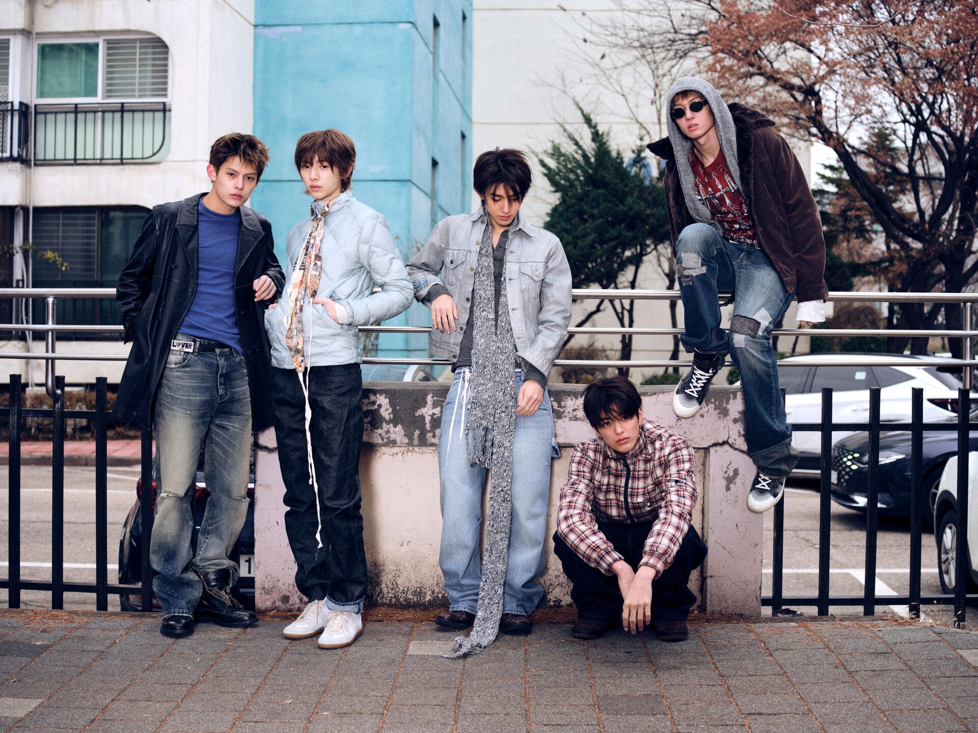 5K Ultra HD PC desktop wallpaper titled GREENGREEN — group of five men in casual jackets posing by an urban railing; tag: Cortis.