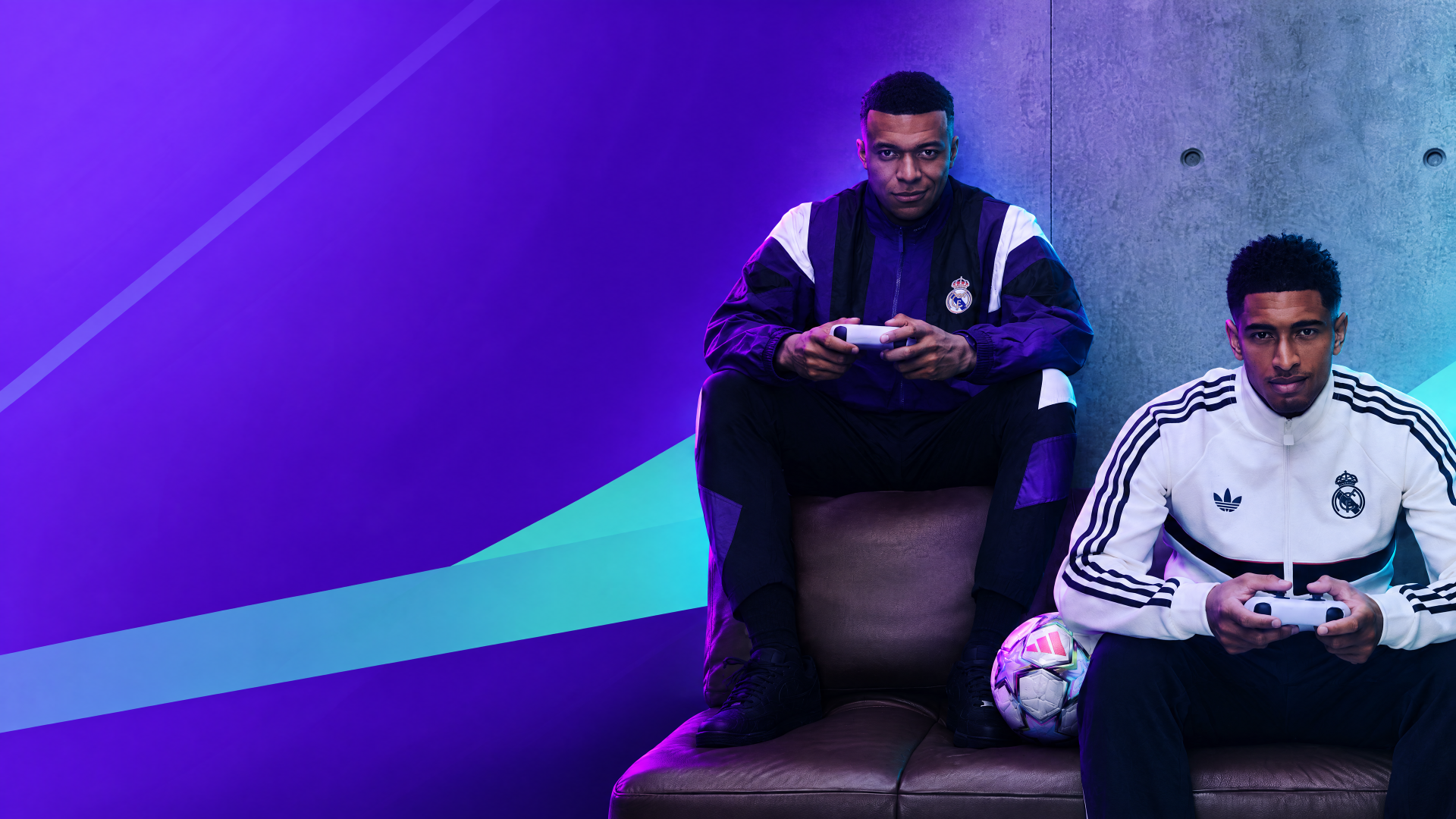 EA SPORTS FC 27 4K Ultra HD PC desktop wallpaper: two gamers holding controllers beside a soccer ball against a neon purple-blue video game backdrop.
