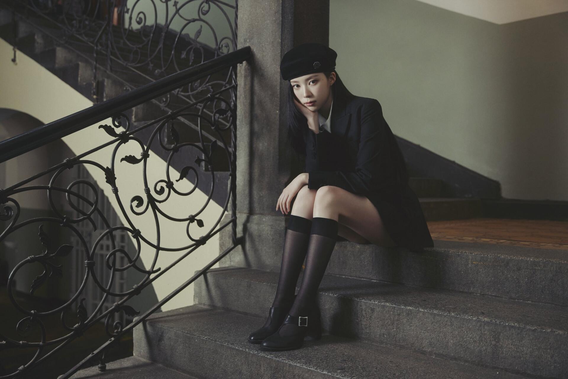 MEOVV “GO HARD” HD desktop wallpaper of a woman in black fashion sitting on ornate stairs.
