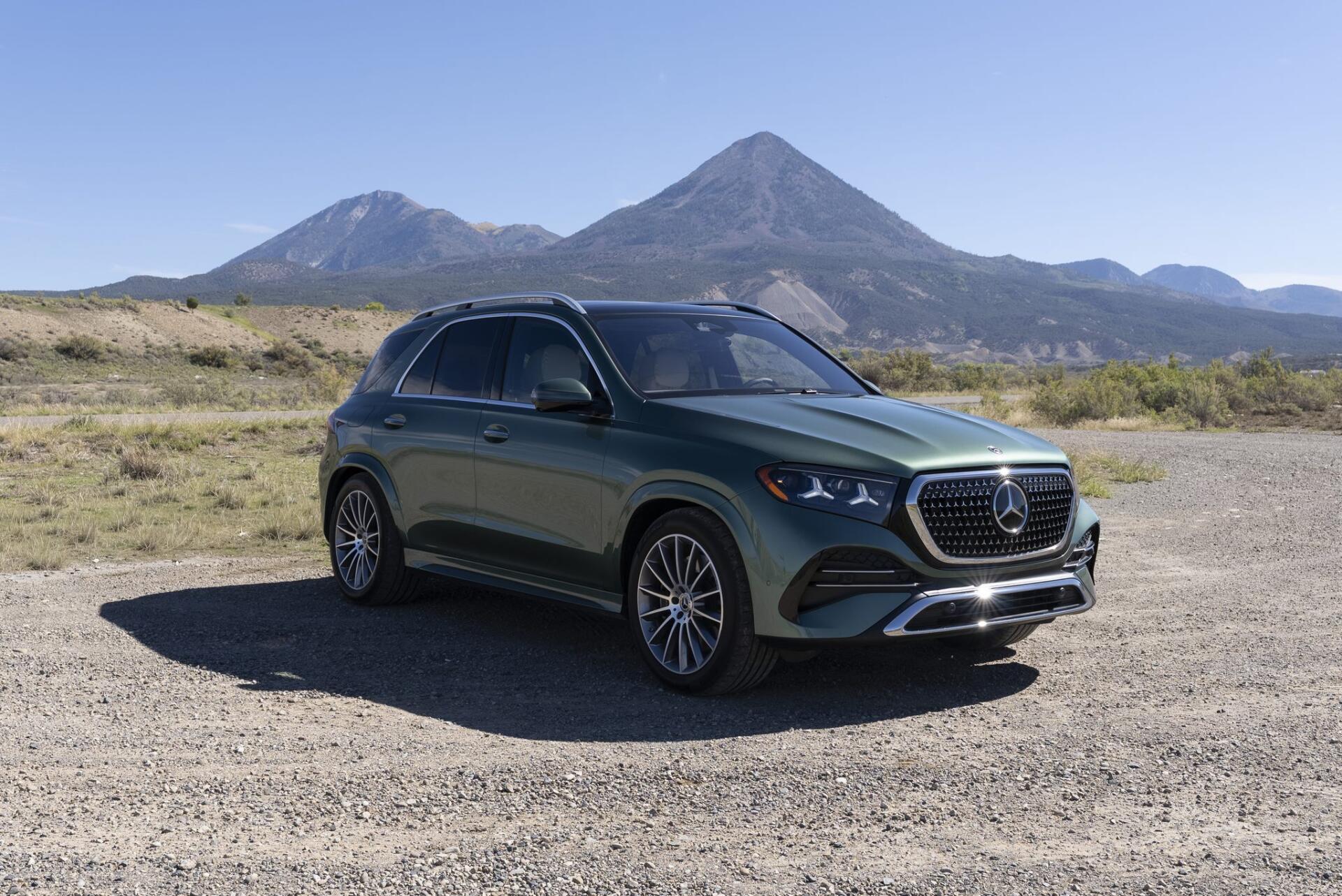 Mercedes-Benz GLS SUV parked on a desert road with mountains in the background, HD desktop wallpaper.