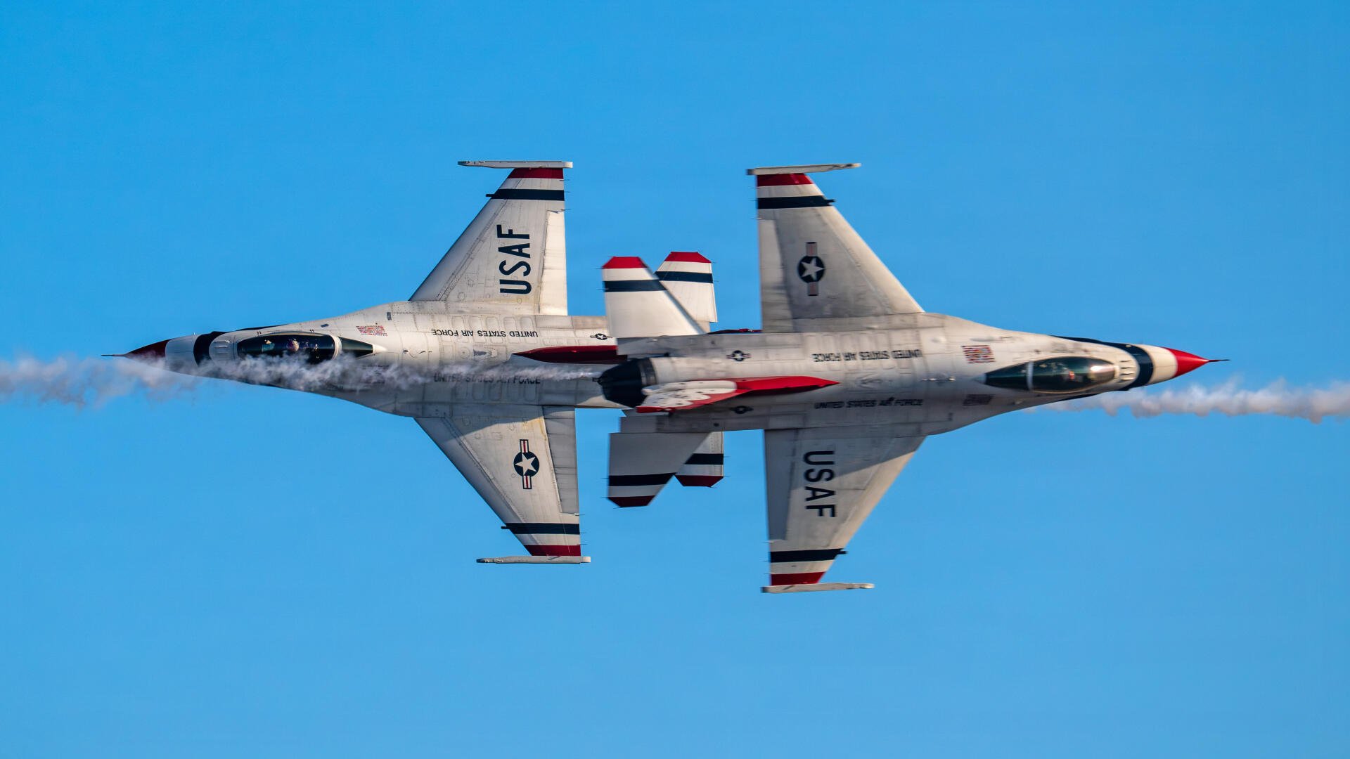 United States Air Force Thunderbirds General Dynamics F-16 Fighting Falcon in flight, featured in a 5K Ultra HD PC desktop wallpaper.