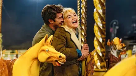 We Live in Time — 4K Ultra HD PC desktop wallpaper and background: joyful couple laughing on a carousel amid golden horses at night.